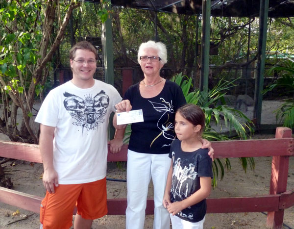 Zoo Manager Gene Lindom along with Mrs. Els O’Connor and Sienna O’Connor (her granddaughter). elsoconnordonatestosxmzoo16012012