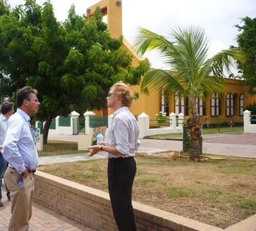 Monuments Director Walter Hellebrand answering questions from Dpt. Prime Minister Verhagen. maximeverhagentourssteustatius20072012