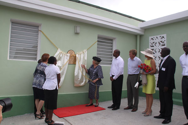 Her Majesty Queen Beatrix officially inaugurates the MHF in the presence of the Minister of Health during the Royal Family Visit in 2011. queenbeatrixinauguratesthemhf09102012