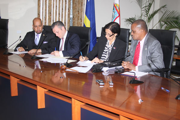 Prime Minister of St. Maarten Sarah Wescot Williams and Prime Minister Gerrit Schotte signing three agreements Monday afternoon, while Finance Ministers George Jamaloodin and Roland Tuitt look on. swescotwilliamsandgschottesigningcbcsagreements27082012