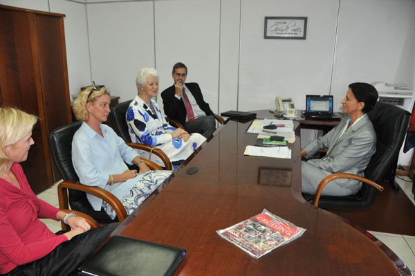 Left to right, AMFO Sint Maarten Project Officer Nicole Kijlstra, Senior Project Officer of AMFO in Sint Maarten Hendrickje Stoffels, Chairlady of the Supervisory Board of AMFO Sybilla Dekker, Director of AMFO in Sint Maarten Reinoudt Karsdorp, and Hon. Prime Minister Sarah Wescot Williams. (GIS Photo) amfomeetsswescottwilliams13122011