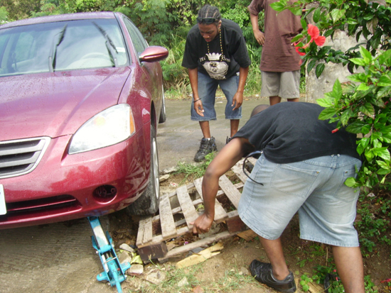 car_struck_in_gebe_hole4