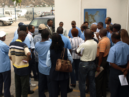 Workers discuss with Managing Director William Brooks. gebe3