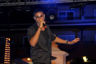 Lorenzo “Sigma” Gomez performs his top hits. lorenzogomez01022011