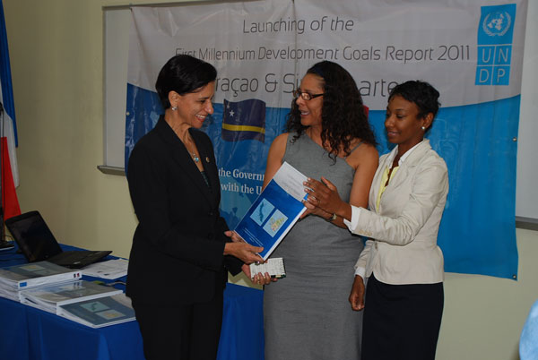 Left to right, Hon. Prime Minister Sarah Wescot Williams, Technical Focal Point for European Union Development Programs Loekie Morales, and Senior Policy-maker at the Department of Foreign Affairs Khalilah Peters. (GIS Photo) mdgpresentation09022011