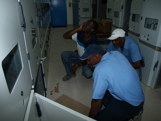 Workers of GEBE attending to the damage cable. poweroutage0303