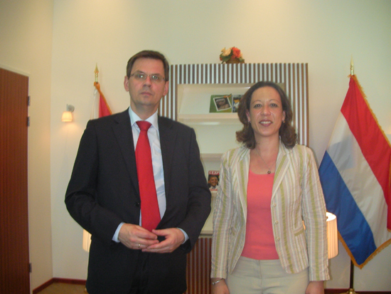: Commissioner Maria Buncamper-Molanus with Minister of Youth & Family Affairs Andre Rouvoet. sany0372