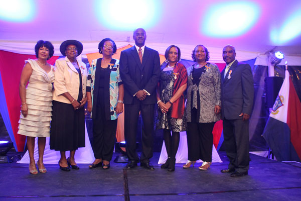 eholidayandroyaldecorationhonorees29042012