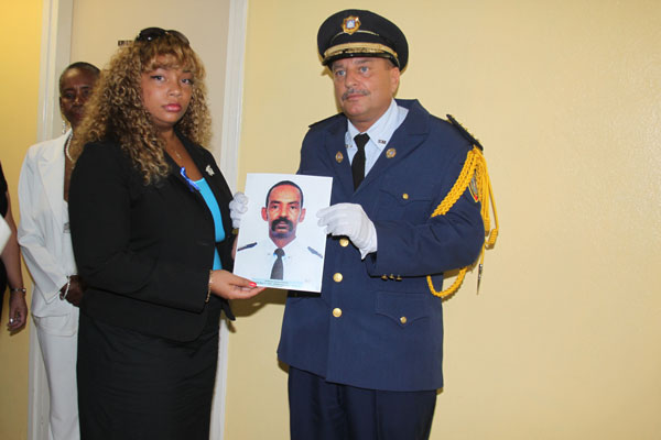 pdewittehandingphototolaurenrumnit18092012