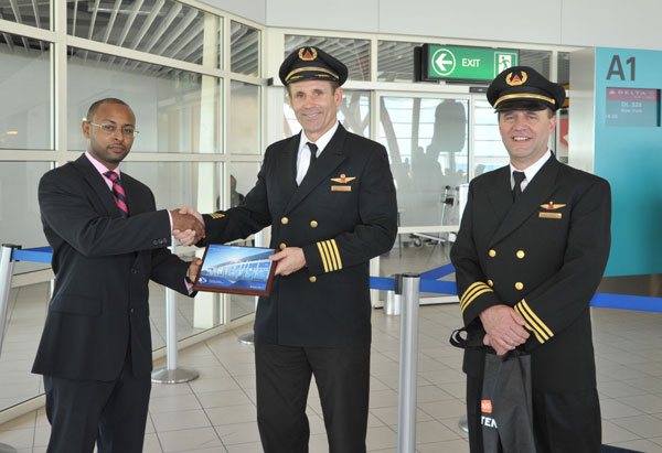 Welcome plaque presented to Delta Air Lines at SXM Airport on the occasion of the JFK-SXM inaugural flight (12/14/12): SXM Airport’s Manager of Special Projects Robert Brown (L), Delta Captain Bob Reynolds (C), and First Officer Herb Ludwig. (SXM Airport Photo) pjiaedeltajfksxminauguralflight19122012