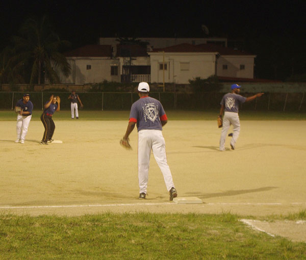 pjiaesportingclubhostsbusinesssoftballknockout27072012