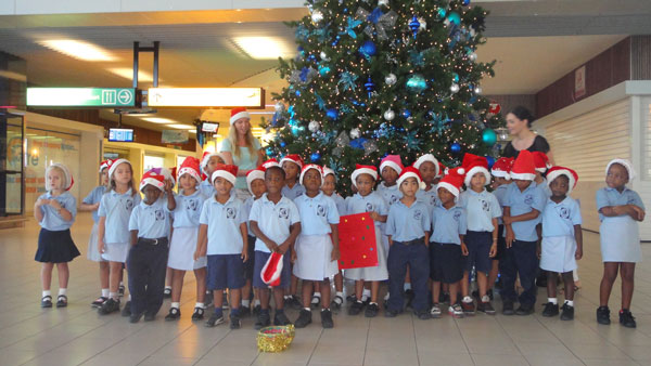 srsstudentssingchristmascarolsatpjiae21122012