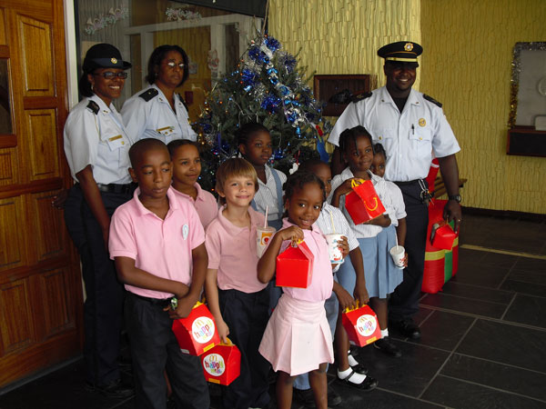 studentsdecoratekpsmchristmastree12122012