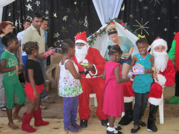 studentsreceivegiftsfromfccagiftprogram20122012