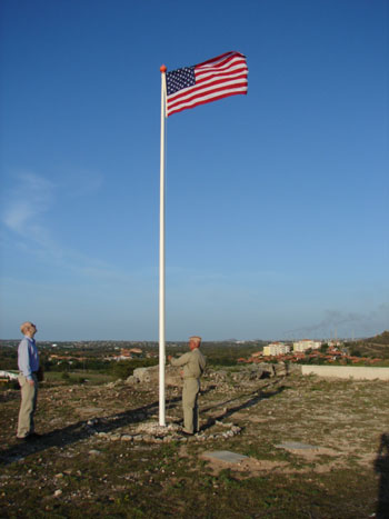 usfoldonatesflagtobattlestationblaauw23082012