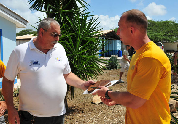 ussunderwoodsailorsdonatetosiloam31082012