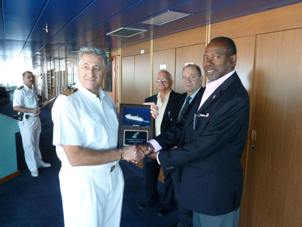 carnivalconquestcaptainfrancescolafaucireceivesplaquefromhectorpeters19112013