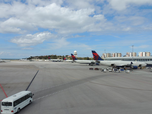 carnivaldreampassengersgoingtodeltaplane15032013