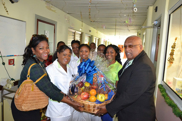 garrindellandjleonardpresentbaskettosmmcstaff15122013
