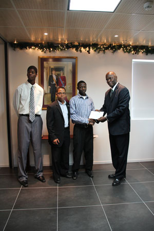 governorscupwinnerandrewgordonreceivesprizefromeholiday24122013