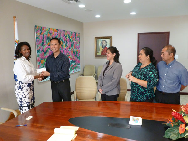gracitaarrindelldonatestofilipinocommunityfoundation21112013