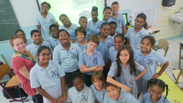 katierileywithsisterreginaschoolstudents26032013