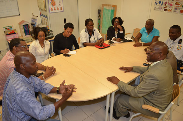 mauricelakemeetswithcayhillcommunitycouncilboard27122013