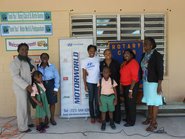 motorworldandrotarysxmsunrisedonateschoolbagstomgdwschool15082013