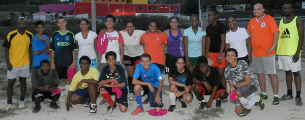 oualichiwstandu15soccerteams11062013