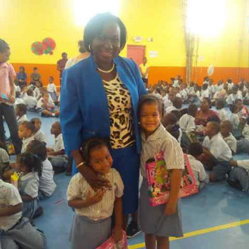 plourensdistributesgiftstostudentsfromcruiseline08122013