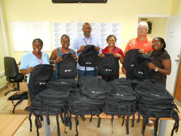 rotarysxmsunriseandsponsorsdonate600schoolbagstoschools13082013