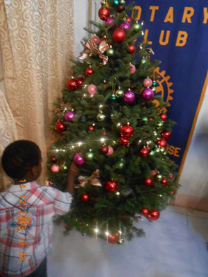 rotarysxmsunriseprovidechristmastreetohopeoutreachchildrenshome19122013