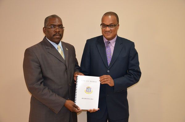 rsamuelreceives2013budgetfromrtuitt29032013