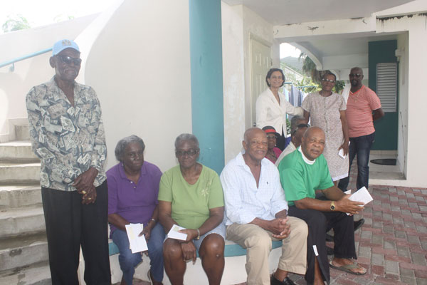 swescotwilliamspresentstokensofappreciationtoelderly27122013