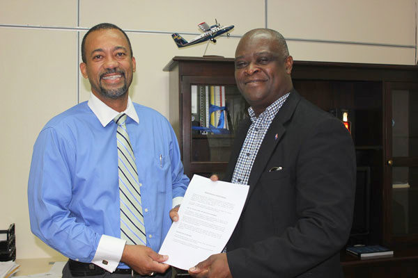 tedrichardsonreceivesmoussignedaticaoconferencefromlouishalley20122013