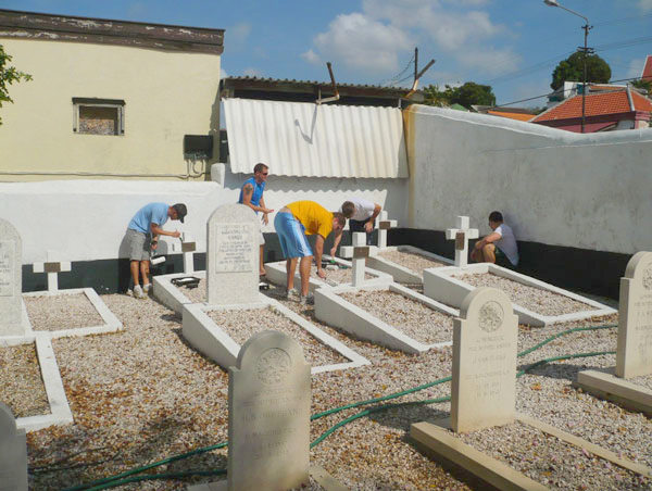 usfolpaintsmilitarygraves18042013