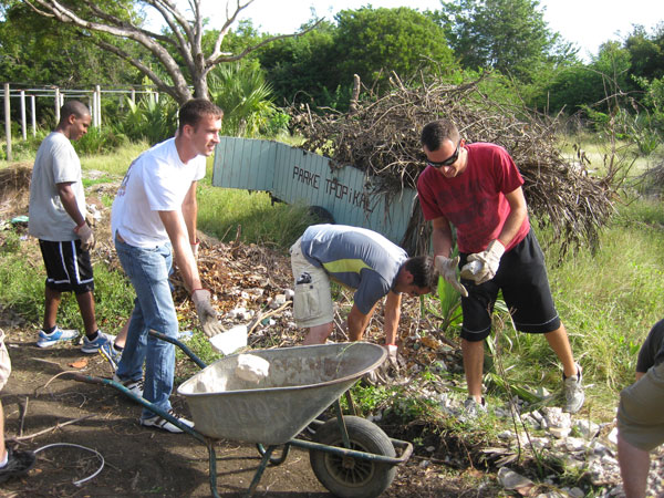 usfolvolunteerscleanparketropikalzoo01022013