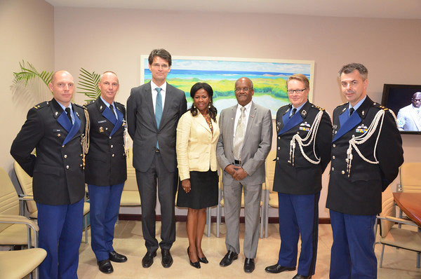 dutchministryofdefenseofficialsvisitsxmparliament19012014