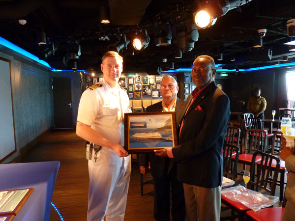 norwegianbreakawaycaptainreceivesplaquefromportofsxmmanagement10012014