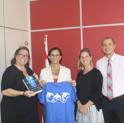 swescotwilliamsreceivesinfomaterialfromdolphindefenders14012014