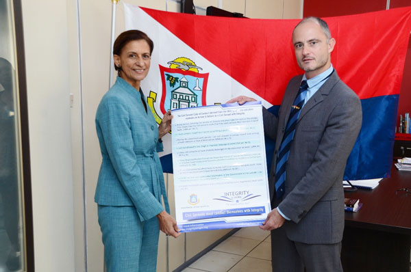 swescotwilliamsreceivesintegrityposters26062014