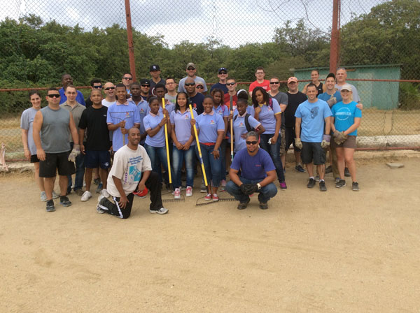 usfolvolunteerscleanhbhballfield19052014