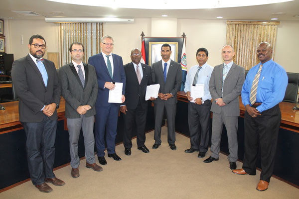 L to R - DQCC, Board Sidney deWeever, Support Staff to EU Ambassador Cristobal Delgado Matas, EU Ambassador Jernej Videtic, Prime Minister William Marlin, Min VROMI Angel Meyers, Project Supervision Contractor - Ravindra Patadin, Dept Head Interior and Kingdom Relations (BAK) Marc Arnold, Dept Head New Projects Kurt Ruan.  10edfdqproject08022016