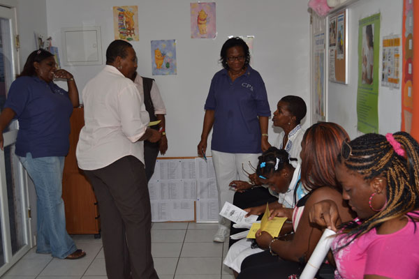 colebayresidentscheckingvaccinations22052011