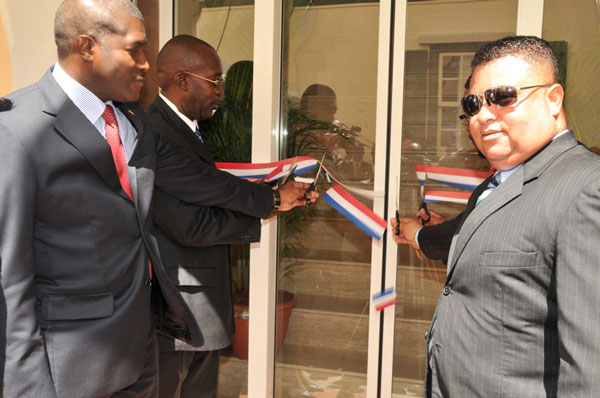 cuttingribbon28042011
