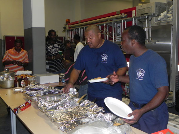 firefighterscelebratingtheholidays22122011