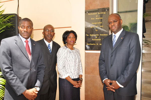 infrontparliamentbuilding28042011