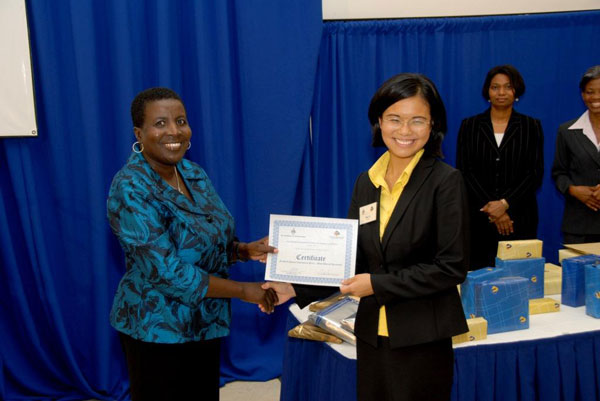 lyndagoodridgereceivescertificate04072011