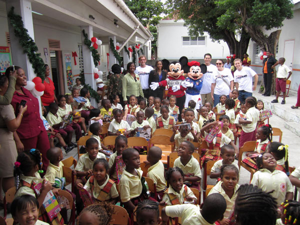 mickeyandminivisitoranjeschool06122011