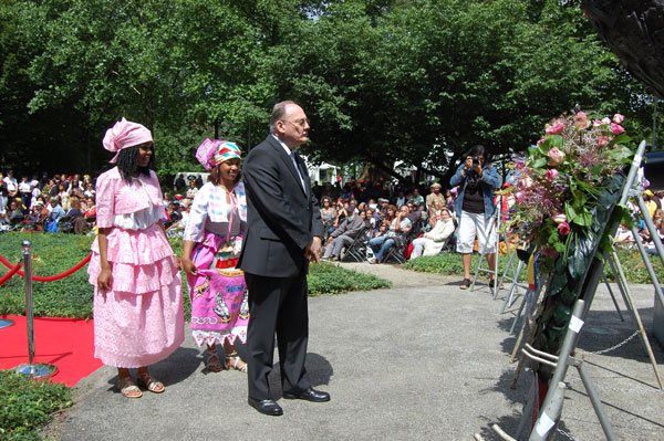 mvogesplacingwreath03072011